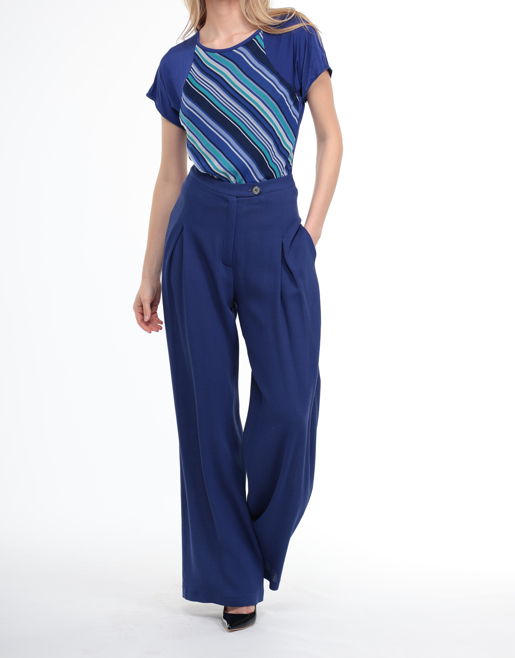 Short sleeve marinière in blue jersey and striped muslin  Jersey raglan sleeves and back   Front in striped muslin   Boat pass   High graphic and essential for the summer   Delicate wash 30 °  Composition: 50% silk, 50% viscose  Made in Italy  The model is 1m70 tall and wears S